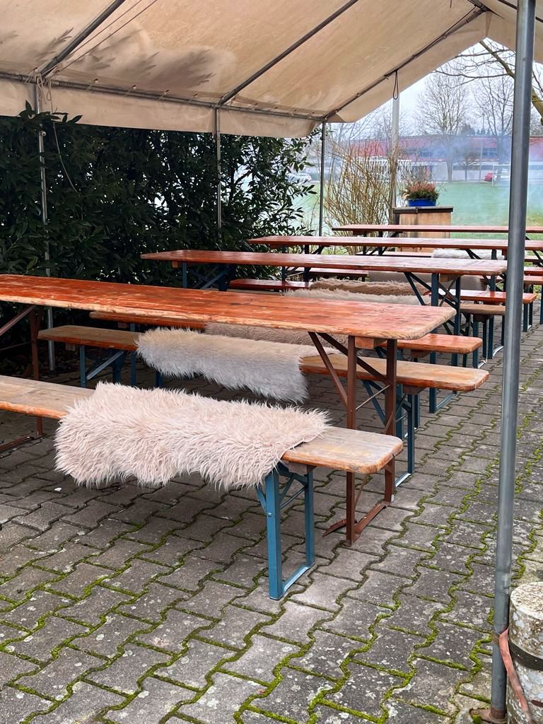 Zelt mit Bänken Winterwalk