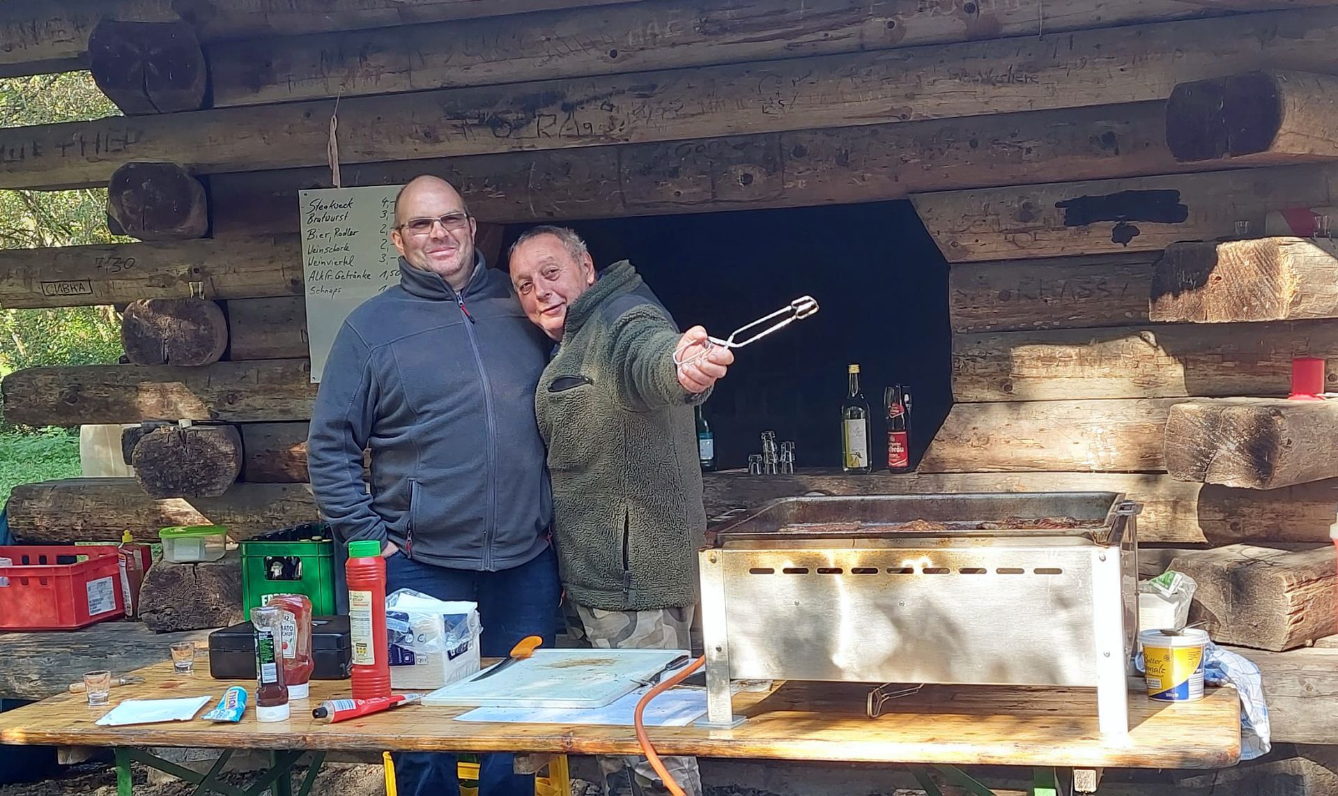 Uwe und Jürgen beim Essen zubereiten Grillhütte