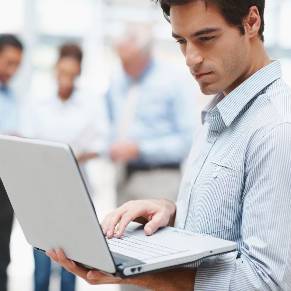 Zielgruppe, eine Entscheider, der einen Onlinebeitrag am PC liest