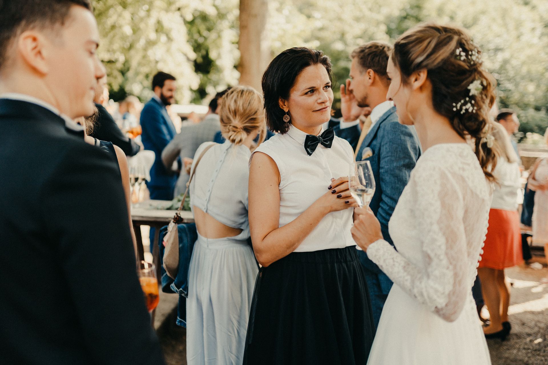 Freie Traurednerin nach der Freien Trauung im Gespräch mit der Braut