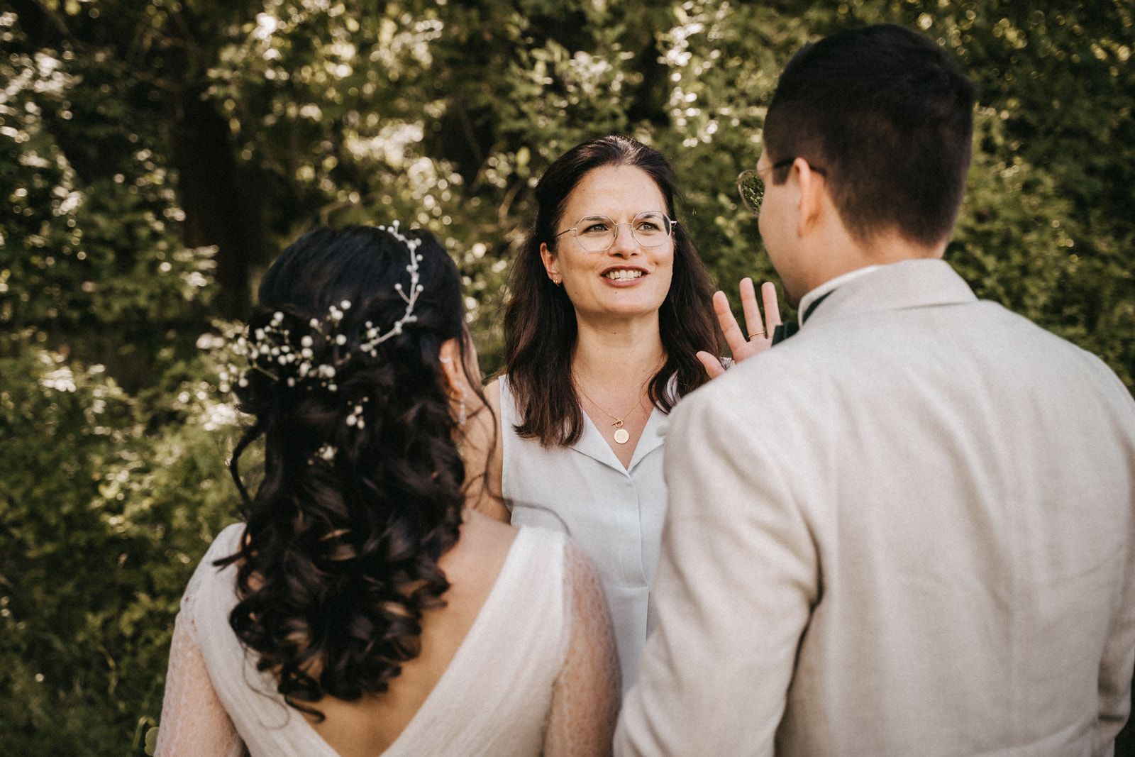 Traurednerin mit Braut nach Trauzeremonie