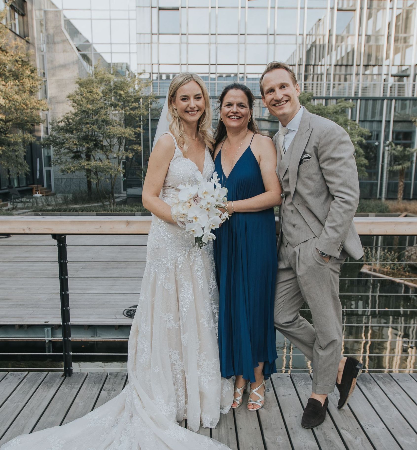 Traurednerin eingerahmt vom Brautpaar nach Freie Trauung