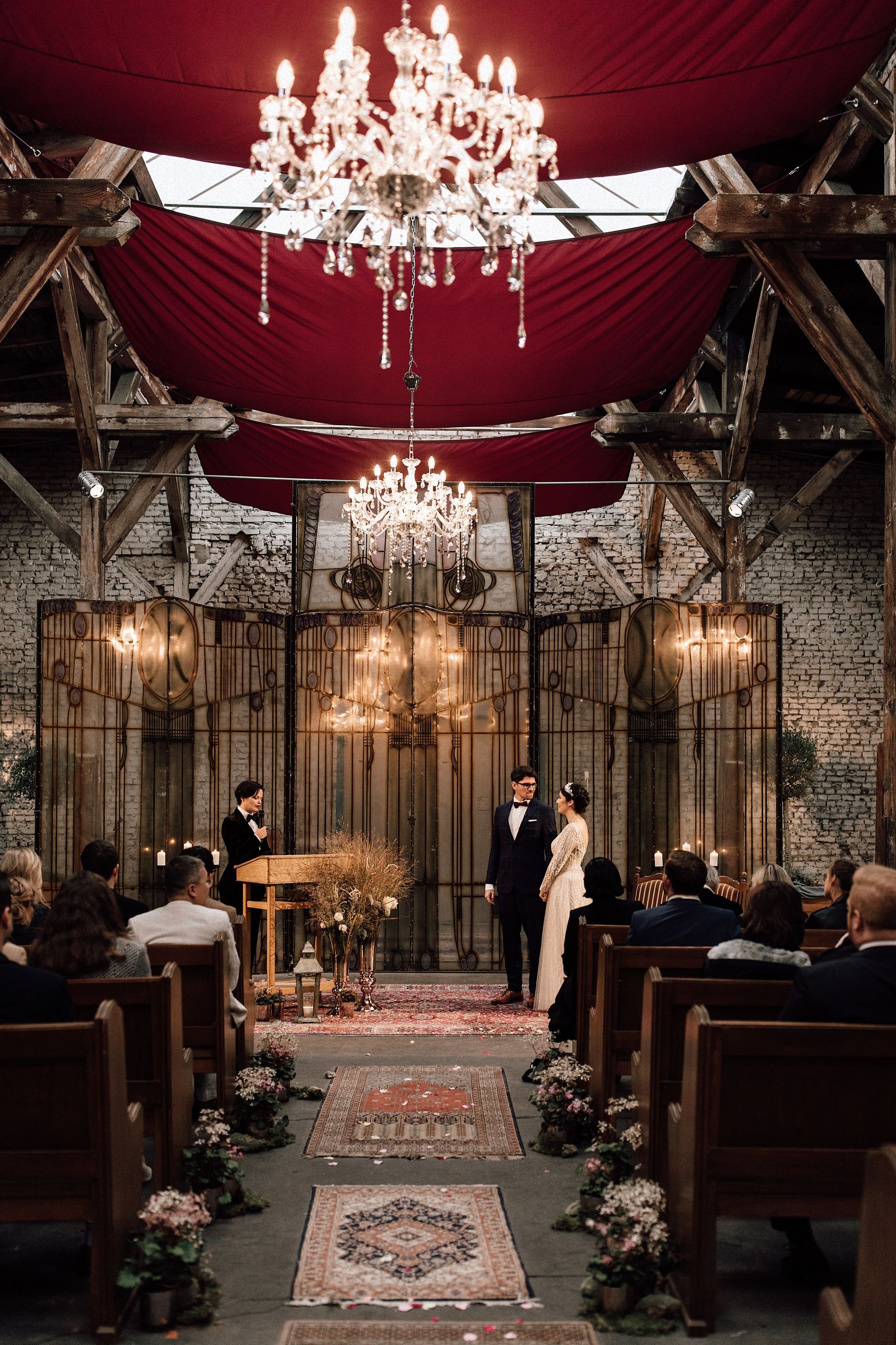 Freie Trauung in der Hochzeitslocation Gare du Neuss Das Bild zeigt eine Freie Trauung in der Hochzeitslocation Gare du Neuss. Das Brautpaar steht vor der freien Traurednerin.