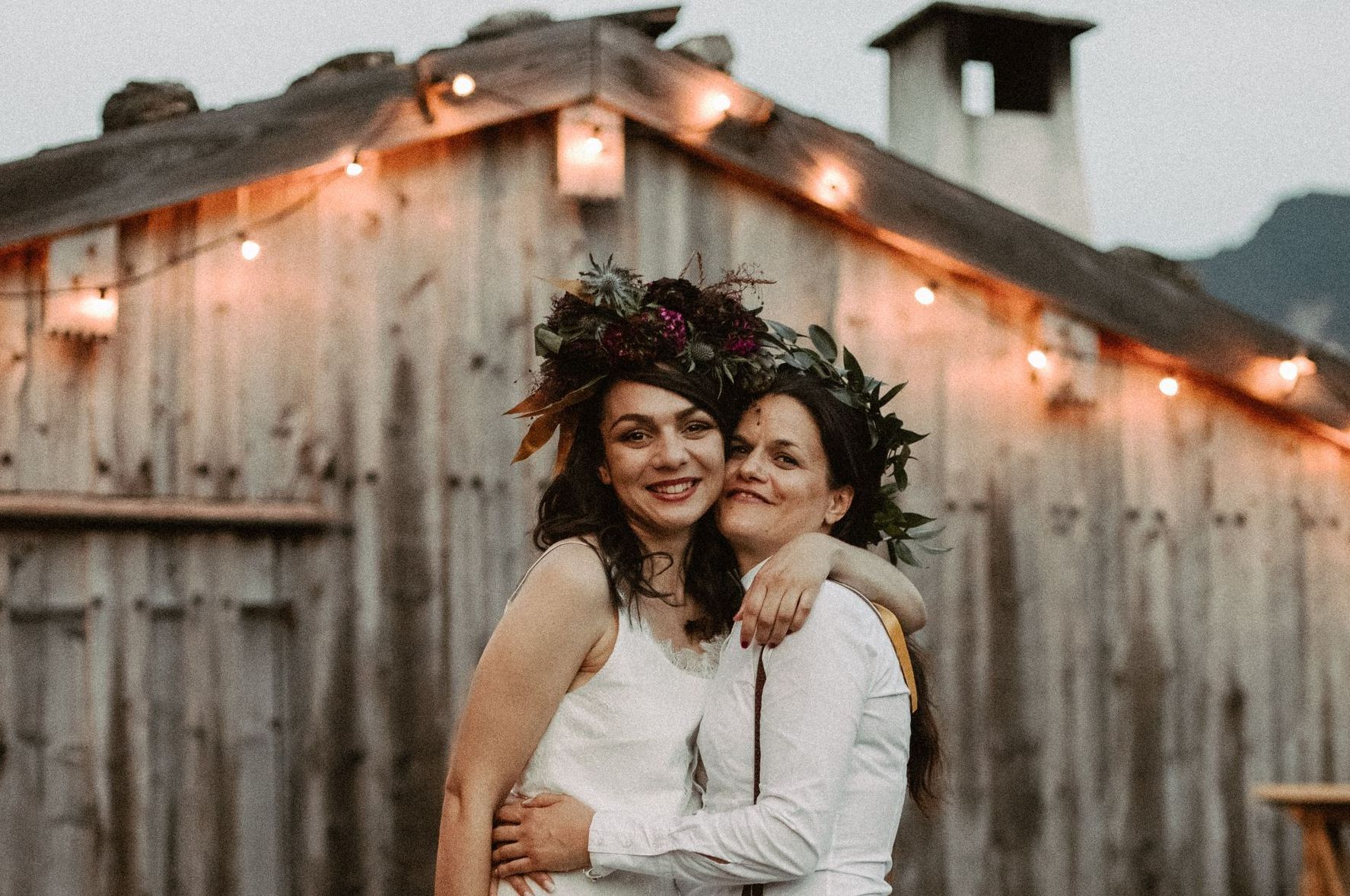 Hochzeitsphotographin Stephanie Lauer als Braut und ihre freie Traurednerin Kristina Kutz nach der freien Trauung.