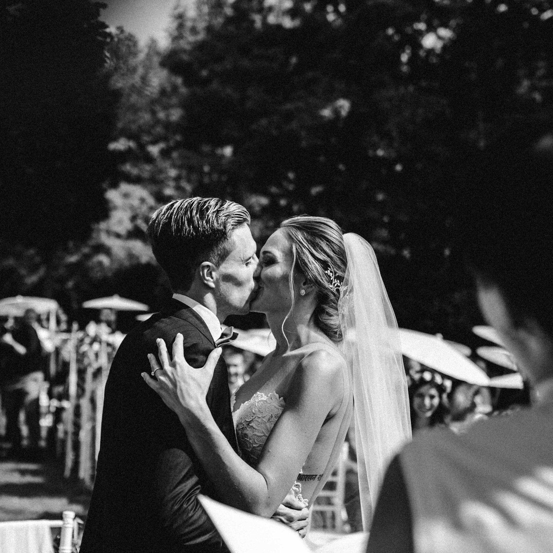 Brautpaar küsst sich während der Freien Trauung auf Schloss Gartrop. Die Braut trägt einen Schleier.