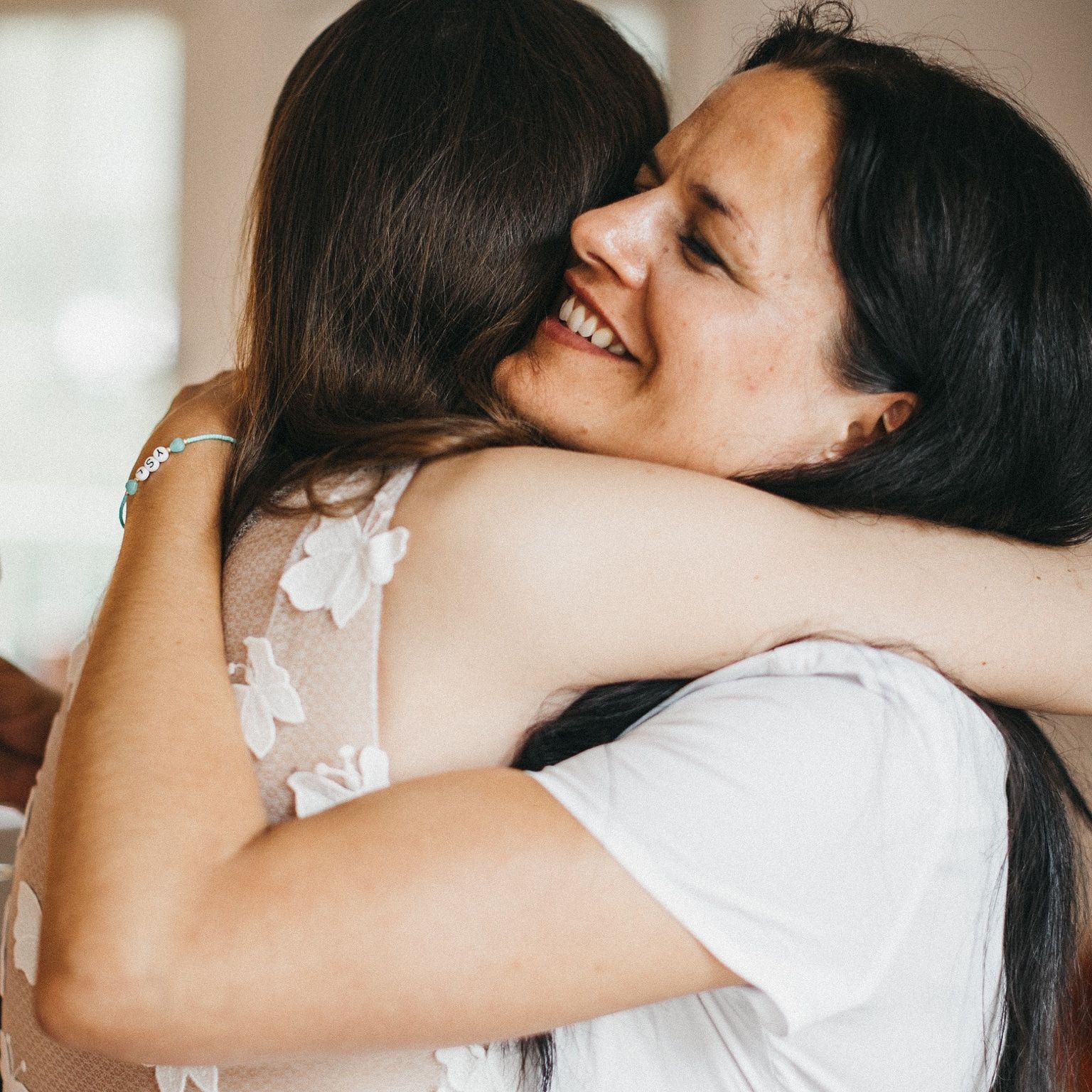 die beste Kundenrezension: Braut umarmt die Traurednerin vor der Freien Trauung