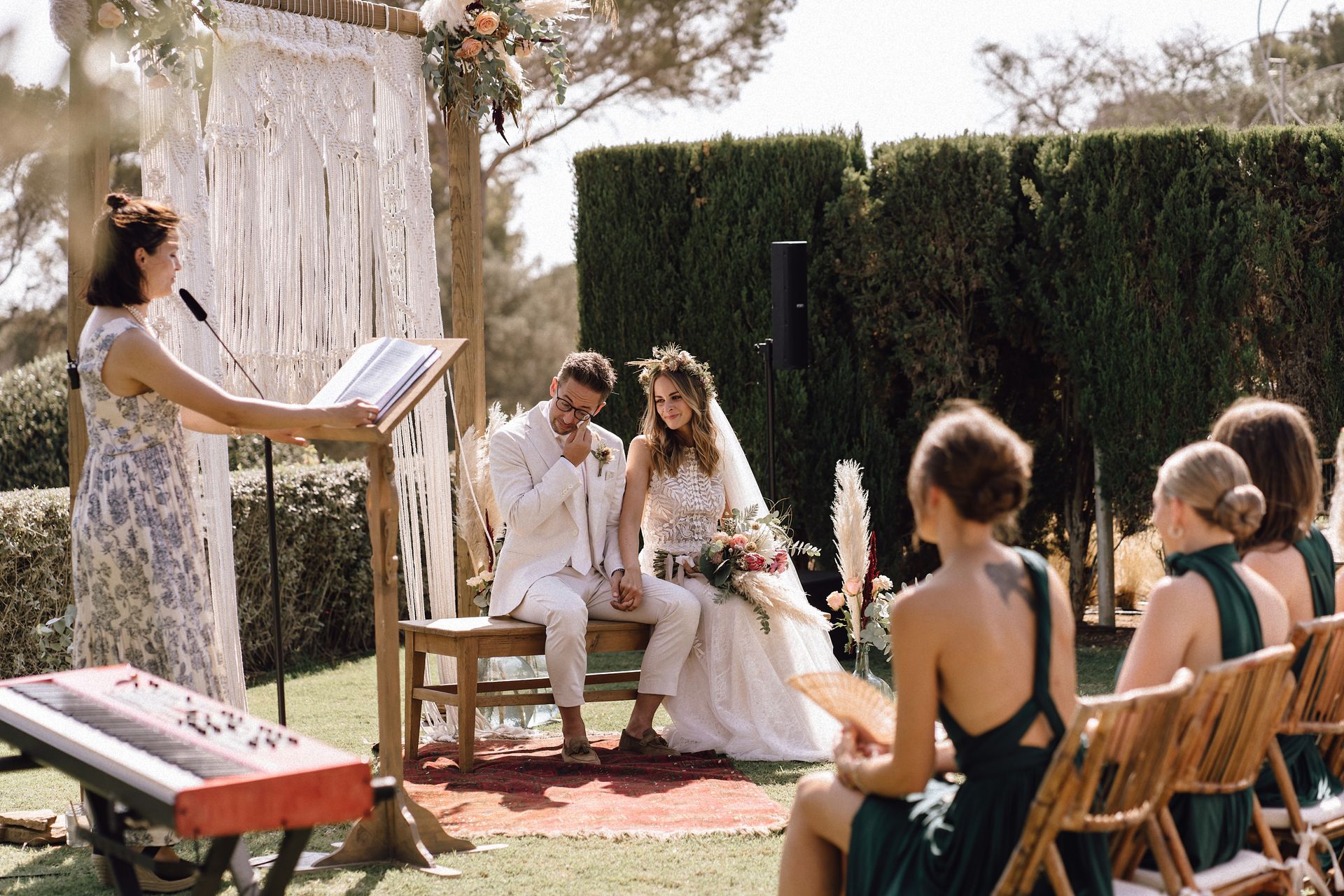 Brautpaar während seiner Freien Trauung auf Mallorca mit Blickrichtung zu den Gästen
