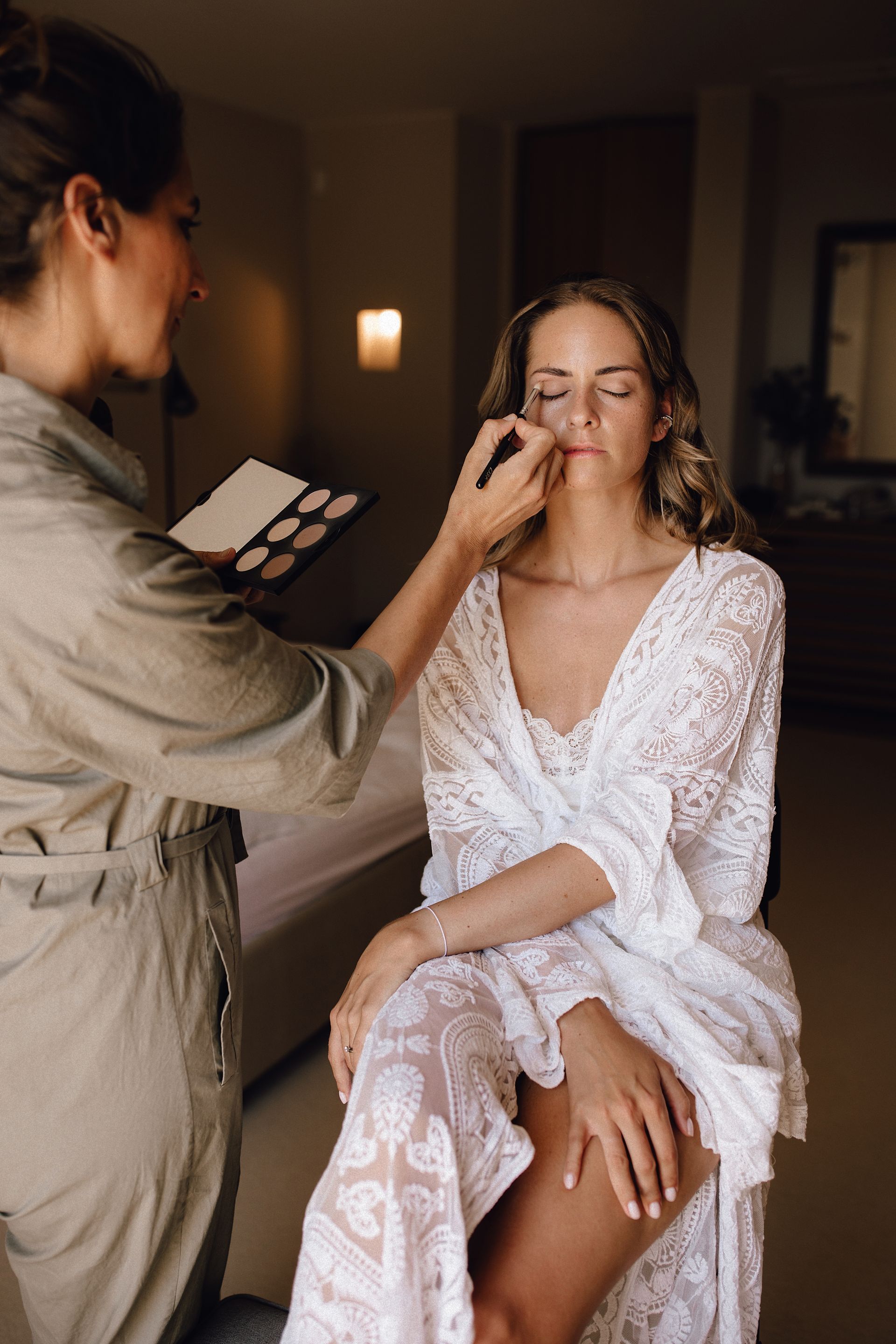 Die Bridal Make Up Stylistin Verena schminkt die Braut Nadine beim Getting Ready vor der Freien Trauung.