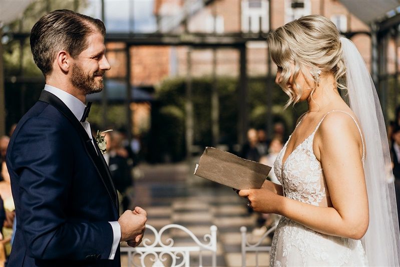 Das Bild zeigt ein Brautpaar beim Sprechen seines Trauversprechens.