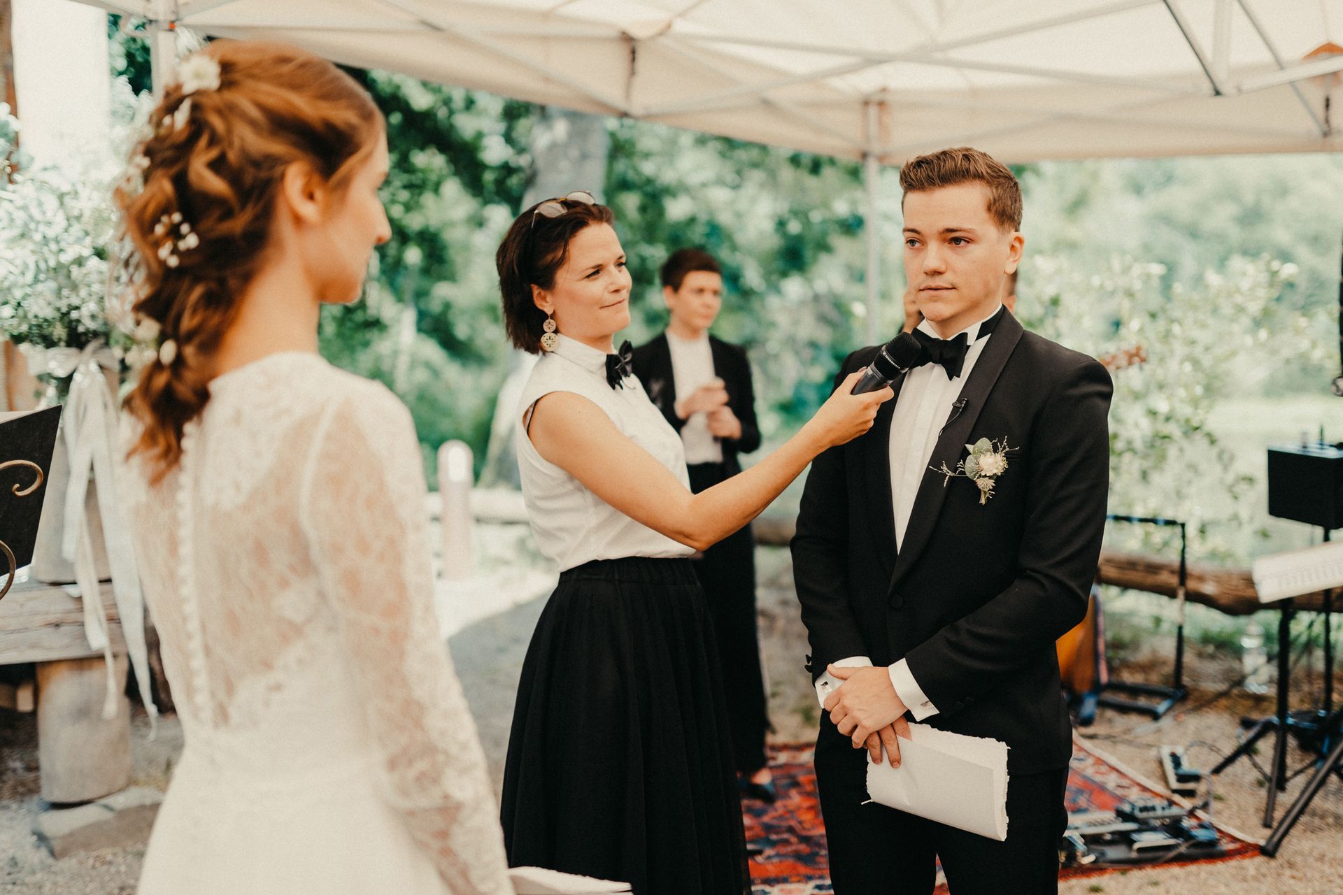 Die Freie Traurednerin hält dem Bräutigam das Mikrofon während er das Eheversprechen spricht.