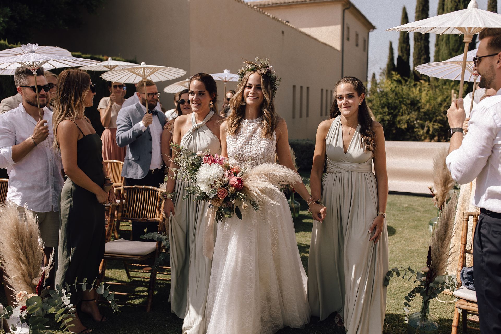 Einzug der Braut bei der Freien Trauung auf Mallorca an der Seite ihrer Schwestern.